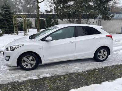 Weiß Gebraucht 2016 Hyundai i30 Style Limousine | 9.500 € (Fairer Preis)