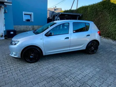 Używany Dacia Sandero 73 KM (53 kW) 2015 Srebrny Hatchback
