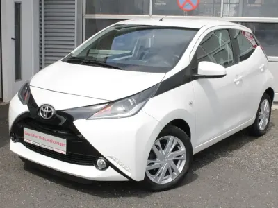 Gebraucht Toyota Aygo X-play 69 PS (50 kW) 2016 Weiß Kleinwagen