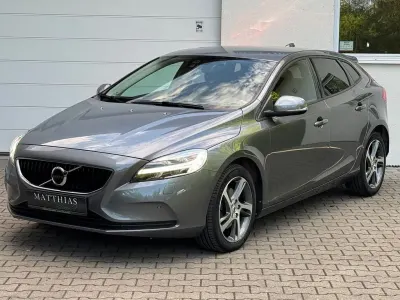 Gebraucht Volvo V40 Momentum 152 PS (111 kW) 2018 Grau Limousine