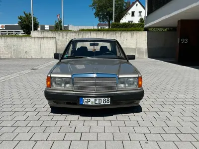 Używany Mercedes 190 118 KM (86 kW) 1988 Szary Sedan/Limuzyna