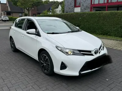 Gebraucht Toyota Auris 100 PS (73 kW) 2015 Weiß Limousine