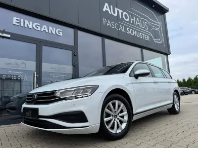 Gebraucht VW Passat 150 PS (110 kW) 2023 Gletscherweiß metallic Kombi
