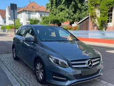 Gebraucht Mercedes B200 156 PS (114 kW) 2015 Blau Van / Kleinbus