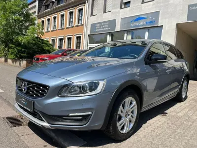 Używany Volvo V60 CC Summum 245 KM (180 kW) 2016 Niebieski Kombi