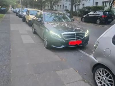 Gebraucht Mercedes C180 116 PS (85 kW) 2015 Schwarz Limousine