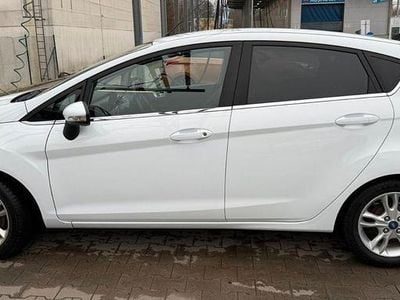 Gebraucht Ford Fiesta Titanium 95 PS (69 kW) 2015 Weiß Limousine