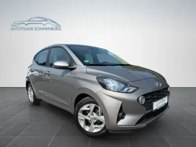 Gebraucht Hyundai i10 67 PS (49 kW) 2023 Brass Kleinwagen