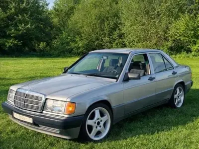 Używany Mercedes 190 118 KM (86 kW) 1989 Srebrny Sedan/Limuzyna
