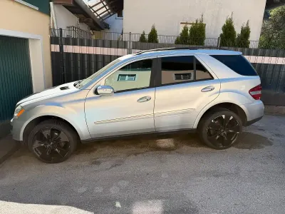 Używany Mercedes ML500 306 KM (225 kW) 2006 Srebrny SUV