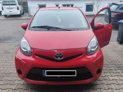 Gebraucht Toyota Aygo 68 PS (50 kW) 2014 Rot Kleinwagen