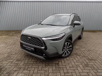 Manhattangrau metallic Neu 2025 Toyota Corolla Cross Premium SUV | 39.990 € (Etwas zu teuer)
