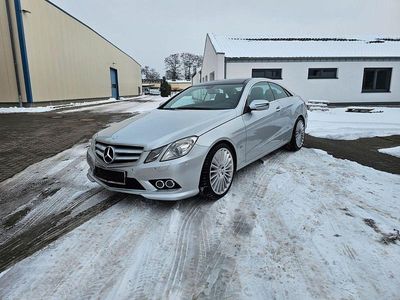 Gebraucht Mercedes E500 Avantgarde 387 PS (284 kW) 2009 Silber Coupé