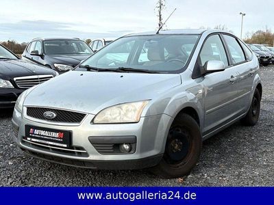Cosmicsilber Gebraucht 2004 Ford Focus Ghia Limousine | 1.199 € (Guter Preis)