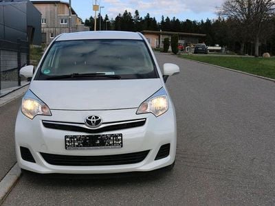 Usata Toyota Verso-S 99 CV (72 kW) 2013 Bianco Monovolume
