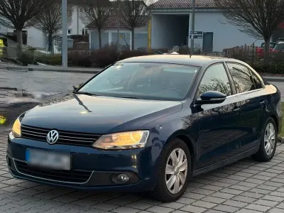 Gebraucht VW Jetta 140 PS (102 kW) 2011 Blau Limousine