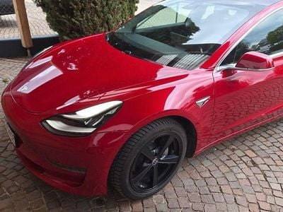 Begagnad Tesla Model 3 253 kW (345 HK) 2019 Röd Sedan