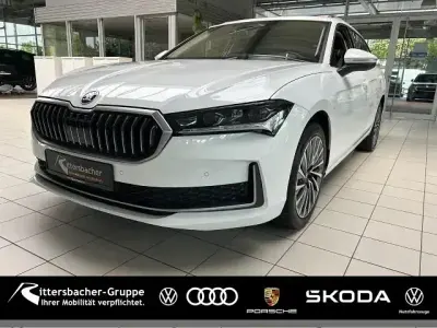 Gebraucht Skoda Superb LAURIN & KLEMENT 150 PS (110 kW) 2025 Weiß Kombi