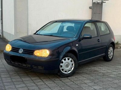 Blau Gebraucht 2002 VW Golf IV Kleinwagen | 850 € (Fairer Preis)