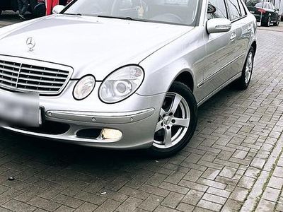 Silber Gebraucht 2004 Mercedes E200 Limousine | 4.000 € (Fairer Preis)
