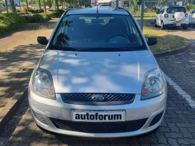 Gebraucht Ford Fiesta Ambiente 60 PS (44 kW) 2007 Polarsilber metallic Kleinwagen
