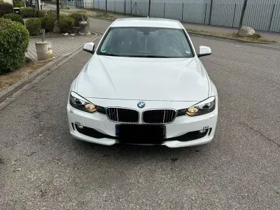 Gebraucht BMW 320 Advantage 163 PS (119 kW) 2015 Weiß Limousine
