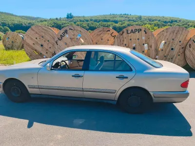 Używany Mercedes E230 Elegance 150 KM (110 kW) 1996 Andere farben Sedan/Limuzyna