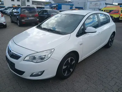 Używany Opel Astra Design Edition 87 KM (63 kW) 2010 Biały Sedan/Limuzyna
