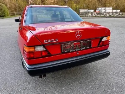 Gebraucht Mercedes 260 160 PS (117 kW) 1985 Rot Limousine