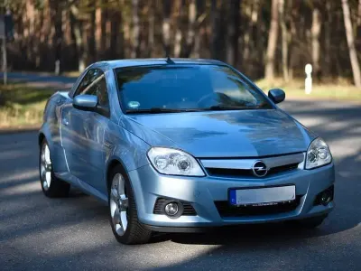 Usata Opel Tigra Cosmo 90 CV (66 kW) 2005 Blu Cabrio