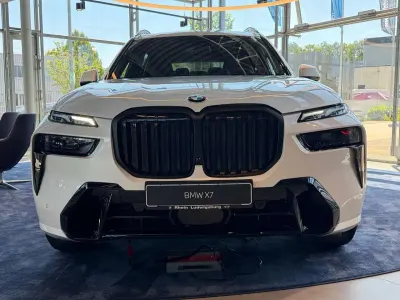 Neu BMW X7 M Sport 352 PS (258 kW) 2026 Mineralweiß metallic SUV