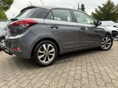 Gebraucht Hyundai i20 Intro Edition 84 PS (61 kW) 2015 Grau Limousine