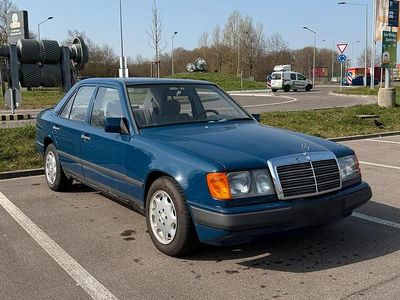 Second-hand Mercedes E200 118 CP (86 kW) 1989 Albastru Berlinǎ