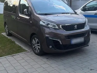 Gebraucht Peugeot Traveller 179 PS (131 kW) 2018 Braun Van / Kleinbus