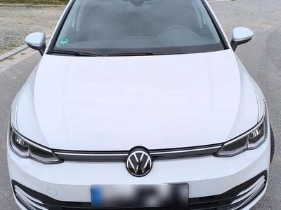 Second-hand VW Golf VIII Active 150 CP (110 kW) 2022 Alb Berlinǎ