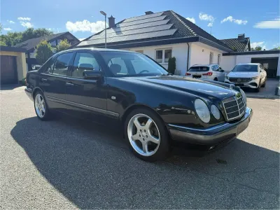 Gebraucht Mercedes E220 125 PS (91 kW) 1999 Schwarz Limousine