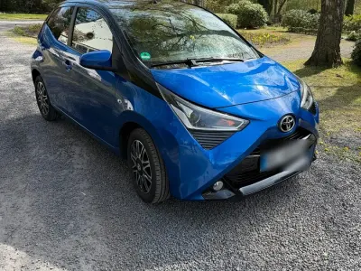 Second-hand Toyota Aygo X-clusiv 72 CP (52 kW) 2019 Albastru Hatchback