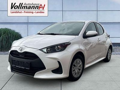 Schneeweiß Gebraucht 2022 Toyota Yaris Basis Limousine | 12.900 € (Fairer Preis)