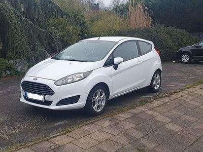 Gebraucht Ford Fiesta Trend 65 PS (47 kW) 2014 Weiß Kleinwagen