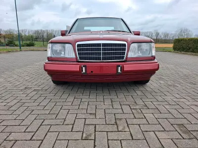 Gebraucht Mercedes E220 150 PS (110 kW) 1995 Rot Limousine