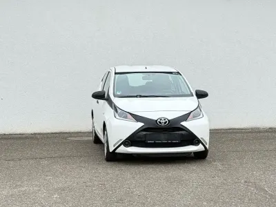 Gebraucht Toyota Aygo 69 PS (50 kW) 2016 Weiß Kleinwagen