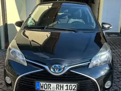 Gebraucht Toyota Yaris Comfort 101 PS (74 kW) 2015 Schwarz Kleinwagen