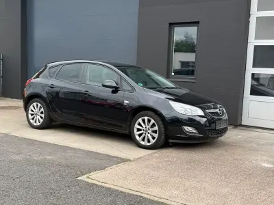 Gebraucht Opel Astra 140 PS (102 kW) 2012 Schwarz Limousine