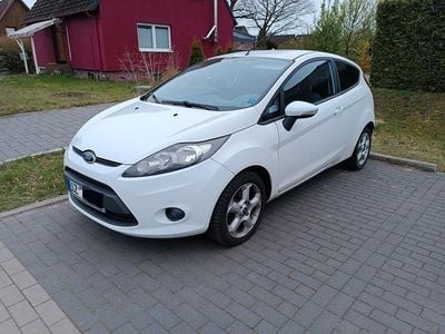 Gebraucht Ford Fiesta Trend 60 PS (44 kW) 2011 Weiß Kleinwagen