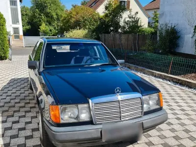 Gebraucht Mercedes E230 136 PS (100 kW) 1986 Blau Limousine