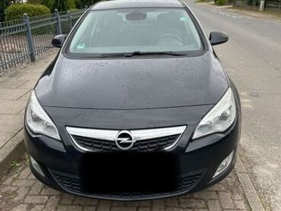 gebraucht Opel Astra / schwarz / BJ 2012 / TÜV vorhanden
