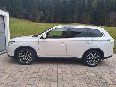 Second-hand Mitsubishi Outlander Diamant Edition 150 CP (110 kW) 2014 Alb SUV
