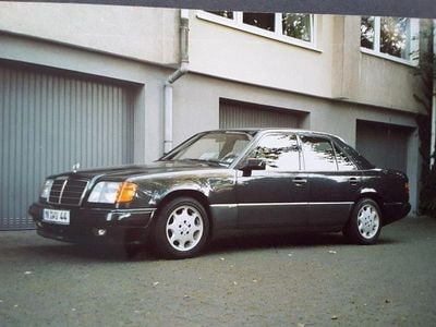 Gebraucht Mercedes 230 136 PS (100 kW) 1988 Schwarz Limousine