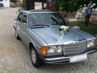 Gebraucht Mercedes 200 109 PS (80 kW) 1984 Silber Limousine