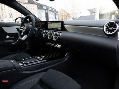 Manufaktur lack manufaktur alpingrau uni Gebraucht 2025 Mercedes CLA200 Shooting Brake AMG Kombi | 42.880 €